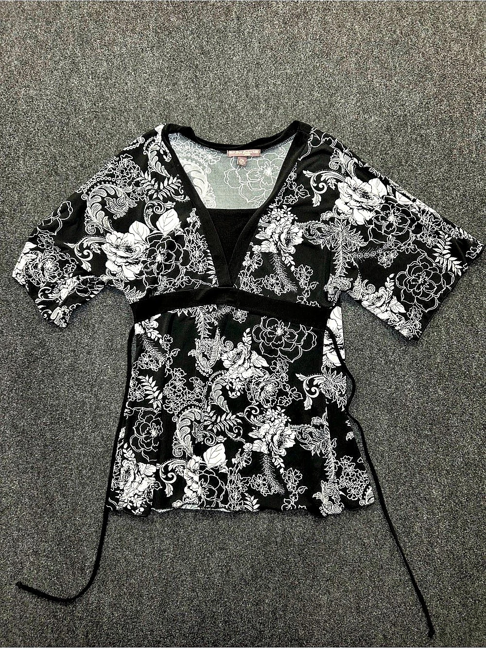Sofia Jeans by Sofia Vergara Floral Blouse in Black & White Size Medium Like New